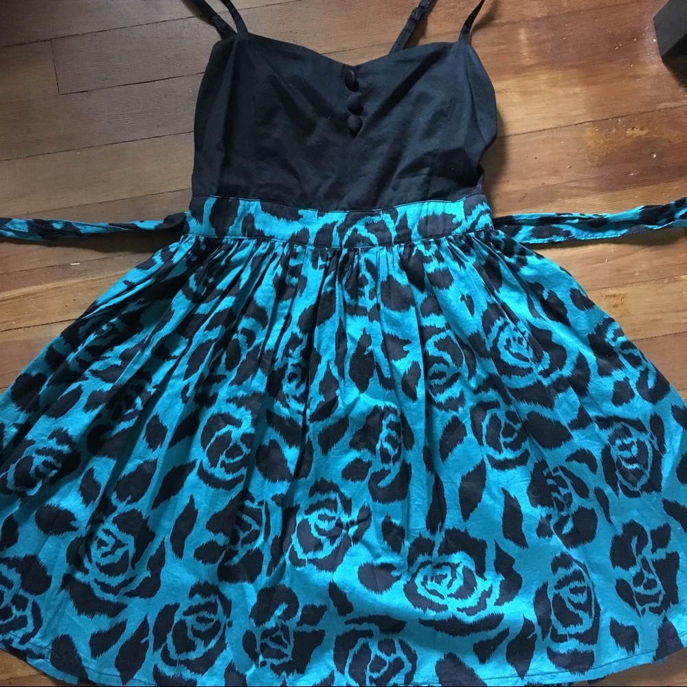 Black and blue flouncy floral dress w/ POCKETS!